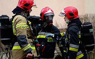 Pożar mieszkania w Ełku. Dwie osoby trafiły do szpitala